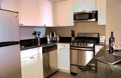 Logan Square Hotel | Center City Views with Balcony & Rooftop Pool