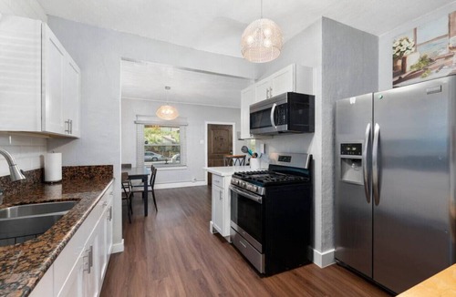 Downtown Phoenix Cottage | Centra Phoenix House Kingbed