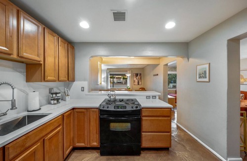 Campus Farm House | Central/Fire Pit/Fenced Backyard/4 BR 2 BA