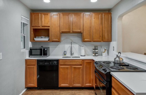 Campus Farm House | Central/Fire Pit/Fenced Backyard/4 BR 2 BA