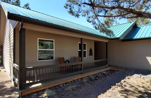 Crooked River Ranch House | Central Oregon Escape - Mountain Views - Hot Tub - AC and Fireplace