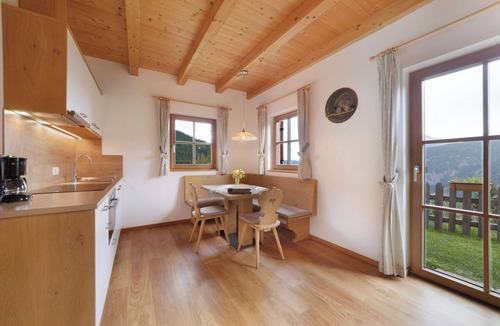Ultimo Ski Chalet | Chalet 'Niederhaushof Enzian' with Mountain View, Private Garden and Wi-Fi