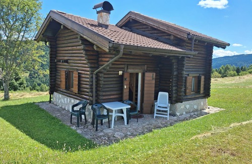 Castello Tesino Ski Chalet | Chalet surrounded by greenery near MTB routes