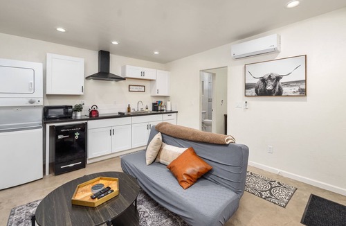 Sam Hughes Cottage | Charming 1-bedroom casita in fabulous Tucson with AC, WiFi