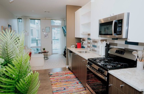 East Cambridge Apartment | Charming 2-bedroom apartment with Balcony/Garage Parking in Cambridge