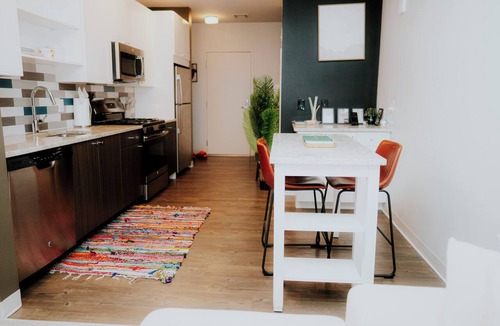 East Cambridge Apartment | Charming 2-bedroom apartment with Balcony/Garage Parking in Cambridge