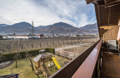 Lana Apartment | Charming Apartment “ Kammerhof Birne” with Mountain View, Wi-Fi, Balcony & Garden