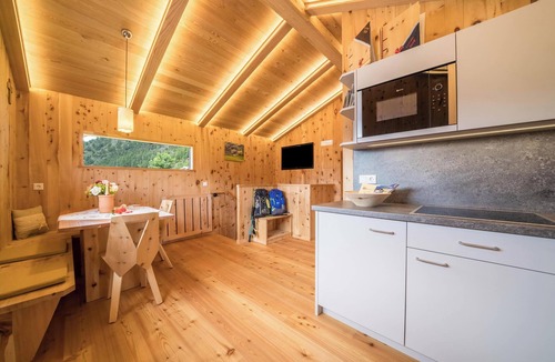 Naturno House | Charming Apartment Kornkammer Lodge with Mountain View, Wi-Fi & Garden; Parking Available