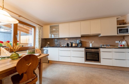Santa Valburga Apartment | Charming Apartment “Panorama Raffeinhof” with Lake View, Balcony, Terrace & Garden