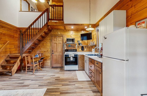 Woods Bay House | Charming cabin in Big Fork, pet friendly, firepit, 5 min to Lake, fly-fishing