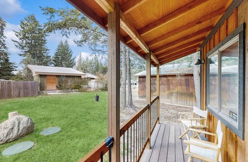 Woods Bay House | Charming cabin in Big Fork, pet friendly, firepit, 5 min to Lake, fly-fishing