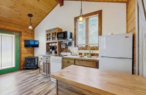 Woods Bay House | Charming cabin in Big Fork, pet friendly, firepit, 5 min to Lake, fly-fishing