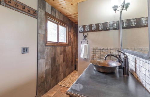 Anna House | Charming farmhouse on a beautiful horse ranch-Shawnee Hills Wine Trail