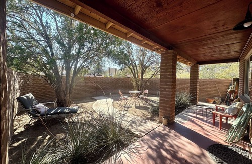 Menlo Park House | Charming furnished 2BR sanctuary with WiFi & off-street parking in Menlo Park,