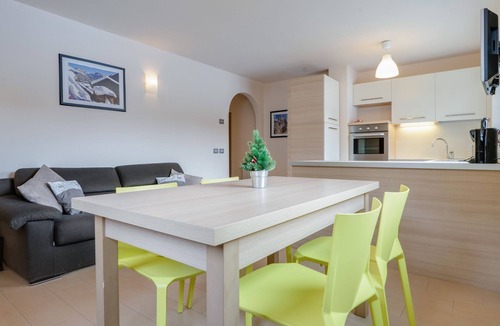 Pera Apartment | Charming Apartment “Il Mondo di Patty 1” with Mountain View