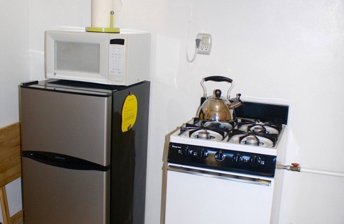 South Park Apartment | Cheerful Garden Hideaway in an Historic Downtown Neighborhood