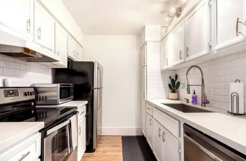 Entertainment District Condo | Chic Condo with Parking Spot - Minutes to Old Town!