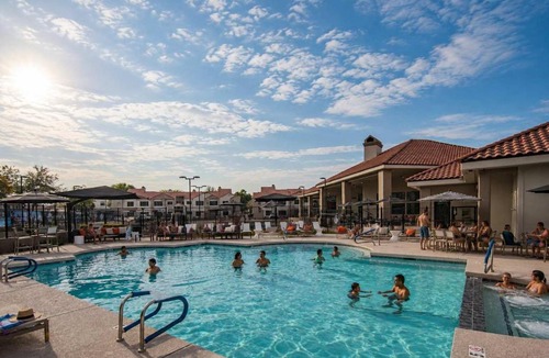 North Scottsdale Apartment | Chic Golf Pickleball Pool Hot Tub King Bed Parking