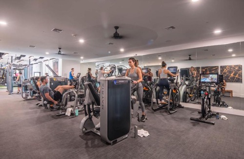 North Scottsdale Apartment | Chic Golf Pickleball Pool Hot Tub King Bed Parking