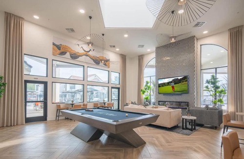 North Scottsdale Apartment | Chic Golf Pickleball Pool Hot Tub King Bed Parking