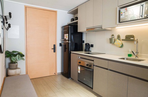 Nunoa Apartment | Chic Modern Studio in Nunoa | Vibrant Urban Stay
