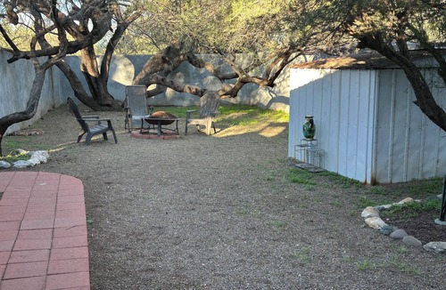 Tanque Verde Cabin | CLASSIC ADOBE ON 10.5 ACRE GUEST RANCH! Sleeps 4! Pool, Full Kitchen! BBQ!