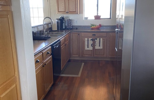 Young House | Clean home with a view, hunt Unit 23 in comfort!