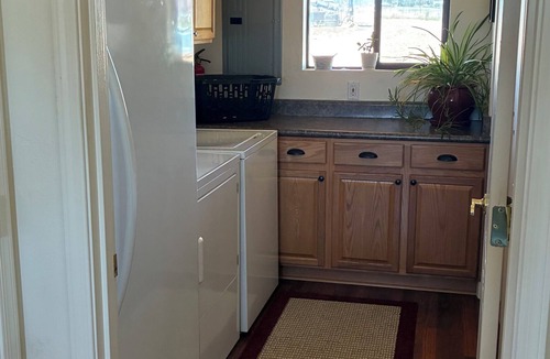 Young House | Clean home with a view, hunt Unit 23 in comfort!