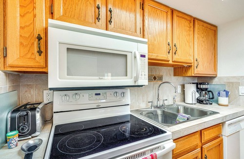 Desert Casitas House | Close to Golf: Mtn-View Townhome in Green Valley