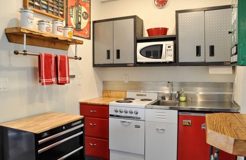 Kanab Apartment | Close to National Parks.The Star Garage, Sleep in a Vintage Truck Bed, Cool!