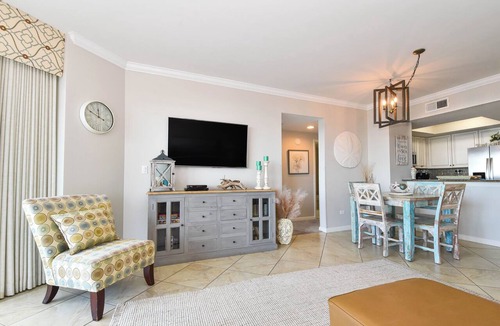 Destin Condo | Coastal chic beachfront condo w/updates & private balcony!