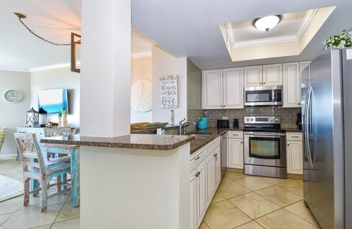 Destin Condo | Coastal chic beachfront condo w/updates & private balcony!