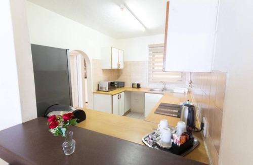 Margate Apartment | Coastal Comfort | Balcony | Sea View | Pool
