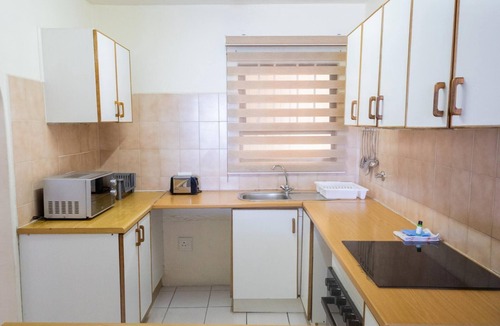 Margate Apartment | Coastal Comfort | Balcony | Sea View | Pool