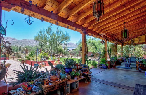 Tanque Verde House | Colorful Gallery Home at the Base of Mt. Lemmon, La Casa de Coco