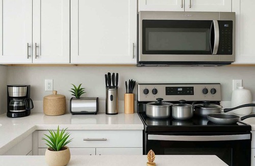Glendale Apartment | Comfy 2BR | 70” Smart TV | Sleeps 7 | Free Parking