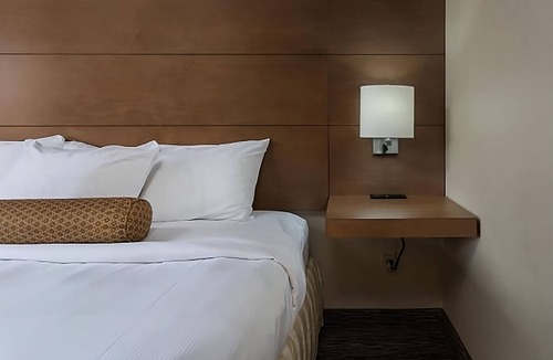 Yuma Hotel | Comfy and Modern Unit! Pool, Hot Tub, Parking