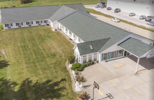 Red Bud Bed & Breakfast | Comfy Double Full Basic Room with Free Breakfast!