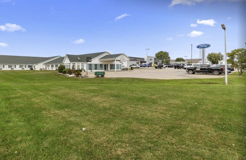 Red Bud Bed & Breakfast | Comfy Double Full Basic Room with Free Breakfast!
