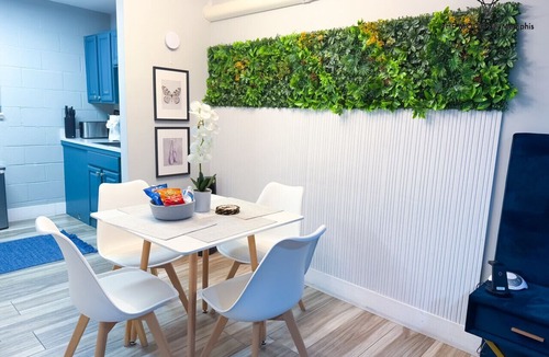 Downtown Memphis Apartment | Comfy Luxe King Studio | FREE Parking & WIFI