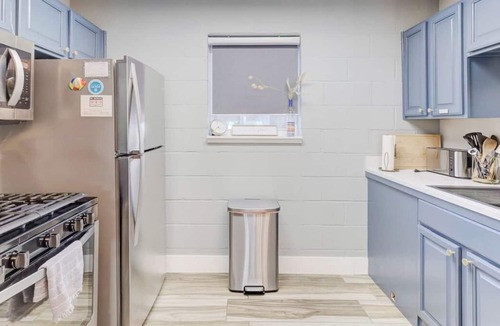 Downtown Memphis Apartment | Comfy Luxe King Studio | FREE Parking & WIFI