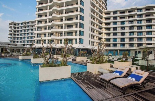 Umhlanga Apartment | CONTEMPORARY 2-BEDROOM APARTMENT STEPS FROM UMHLANGA'S PRISTINE BEACHFRONT
