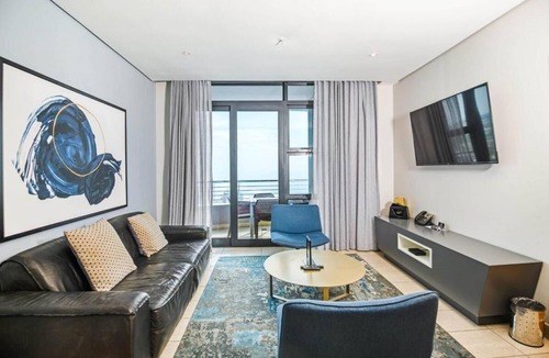 Umhlanga Apartment | CONTEMPORARY 2-BEDROOM APARTMENT STEPS FROM UMHLANGA'S PRISTINE BEACHFRONT