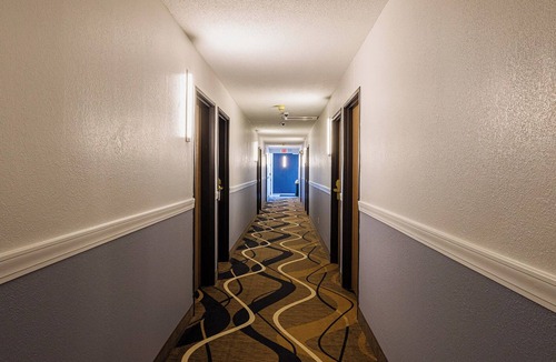 Hastings Hotel | Coratel Inn & Suites by Jasper Hastings - 1 King Bed Non Smoking