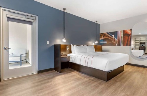 Riverside Hotel | Corner King Room Near ASU and Mill Ave | Modern Amenities and Rain Shower