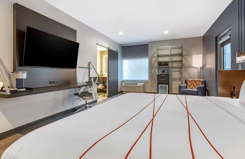 Riverside Hotel | Corner King Room Near ASU and Mill Ave | Modern Amenities and Rain Shower