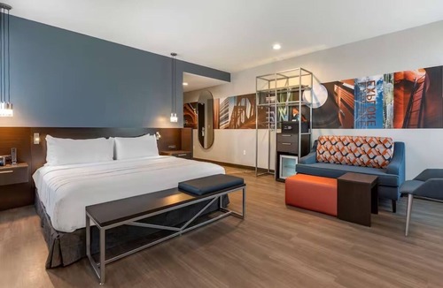 Riverside Hotel | Corner King Room Near ASU and Mill Ave | Modern Amenities and Rain Shower