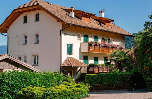 Andriano Apartment | Cosy apartment for 2 guests with WIFI, pool, TV and patio