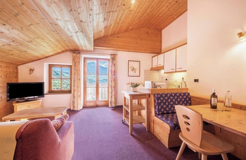 Lagundo Apartment | Cosy Holiday Apartment Kornus with Mountain View