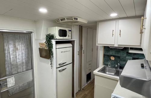 Mesa House | Cozy 1-bedroom vintage travel trailer in serene Mesa/gilbert area with AC